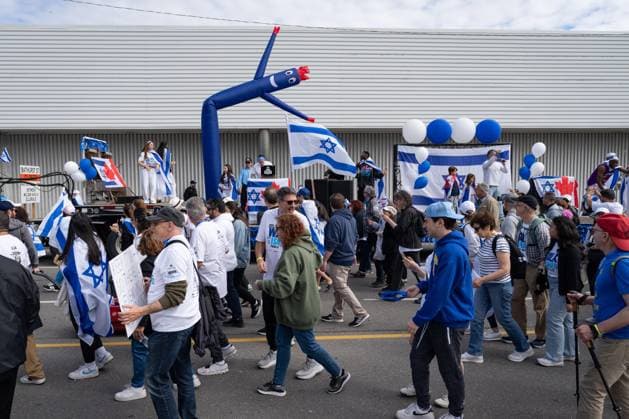May 25, 2025, Toronto, On, Canada: People participate in the United Jewish Appeal s annual Walk With Israel march in Toronto on Sunday, May 25, 2025. Toronto Canada  - ZUMAc35_ 20250525_zaf_c35_004 Copyright: xArlynxMcadoreyx