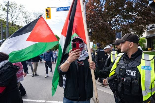 May 25, 2025, Toronto, On, Canada: Pro-Palestinian protesters gather along the route of the United Jewish Appeal s annual Walk With Israel march in Toronto on Sunday, May 25, 2025. Toronto Canada  - ZUMAc35_ 20250525_zaf_c35_005 Copyright: xArlynxMcadoreyx