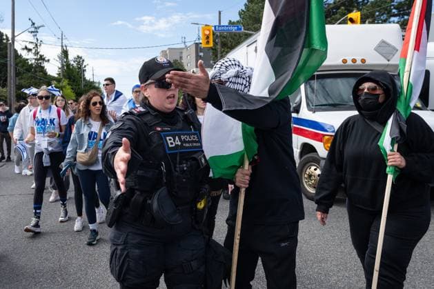 May 25, 2025, Toronto, On, Canada: Pro-Palestinian protesters gather along the route of the United Jewish Appeal s annual Walk With Israel march in Toronto on Sunday, May 25, 2025. Toronto Canada  - ZUMAc35_ 20250525_zaf_c35_006 Copyright: xArlynxMcadoreyx