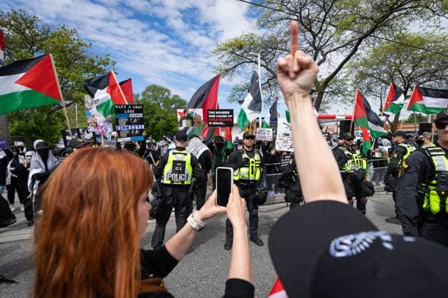 Bilder des Jahres 2025, News 05 Mai News Themen der Woche KW21 News Bilder des Tages May 25, 2025, Toronto, On, Canada: People gesture at pro-Palestinian protesters gathered along the route of the United Jewish Appeal s annual Walk With Israel march in Toronto on Sunday, May 25, 2025. Toronto Canada  - ZUMAc35_ 20250525_zaf_c35_010 Copyright: xArlynxMcadoreyx