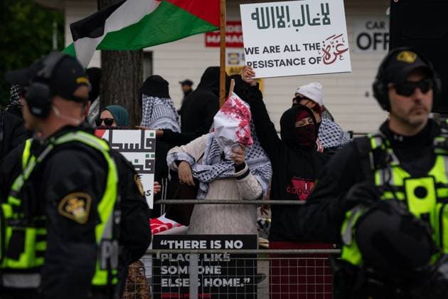 May 25, 2025, Toronto, On, Canada: Pro-Palestinian protesters gather along the route of the United Jewish Appeal s annual Walk With Israel march in Toronto on Sunday, May 25, 2025. Toronto Canada  - ZUMAc35_ 20250525_zaf_c35_019 Copyright: xArlynxMcadoreyx
