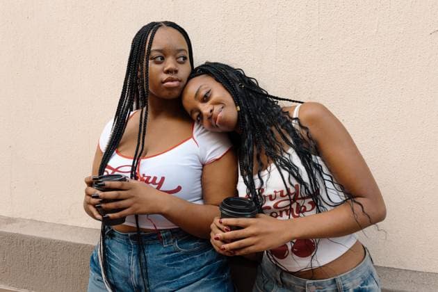 Sisters catching up over coffee on the street South Africa, Western Cape, Cape Town CR_YNJN250523-1735185-01 ,model released, Symbolfoto
