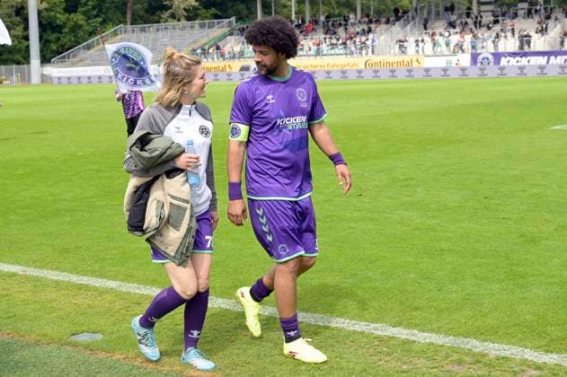 Nina Bott and Benjamin Ernst at the charity soccer match Kicken mit Stars in the Eilenriedestadion Hanover, 25 05 2025 Foto:xC.xNiehausx xFuturexImagex kicken_5525