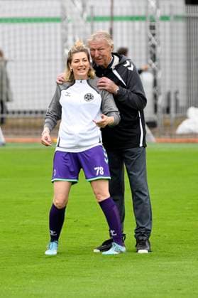 Nina Bott and Horst Hrubesch at the charity soccer match Kicken mit Stars in the Eilenriedestadion Hanover, 25 05 2025 Foto:xC.xNiehausx xFuturexImagex kicken_5526