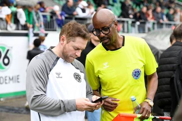 Johannes Oerding and Yared Dibaba at the charity soccer match Kicken mit Stars in the Eilenriedestadion Hanover, 25 05 2025 Foto:xC.xNiehausx xFuturexImagex kicken_5557
