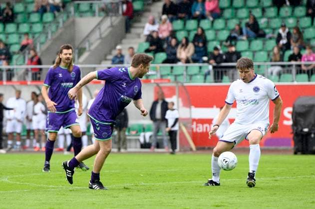 Johannes Oerding at the charity soccer match Kicken mit Stars in the Eilenriedestadion Hanover, 25 05 2025 Foto:xC.xNiehausx xFuturexImagex kicken_5570
