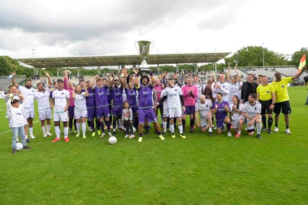 The participating teams at the charity soccer match Kicken mit Stars in the Eilenriedestadion Hanover, 25 05 2025 Foto:xC.xNiehausx xFuturexImagex kicken_5580