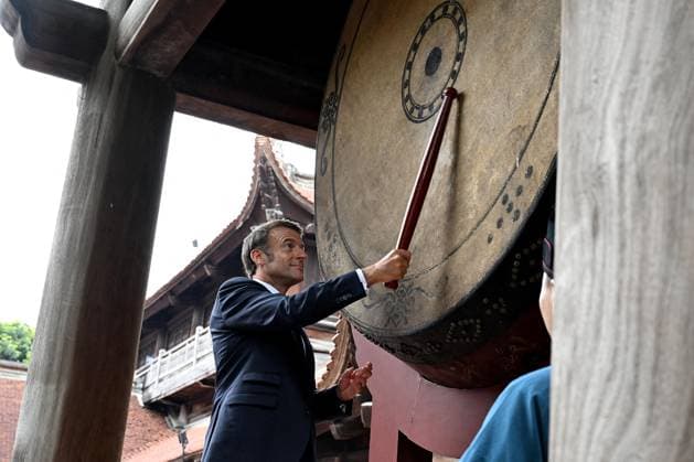 News Themen der Woche KW22 Bilder des Jahres 2025, News 05 Mai News Bilder des Tages French President Emmanuel Macron and his wife Brigitte Macron, accompanied by Vietnamese Communist Party General Secretary To Lam and his wife Ngo Phong Ly, visit the Temple of Literature in Hanoi French President Emmanuel Macron and his wife Brigitte Macron, accompanied by Vietnamese Communist Party General Secretary To Lam and his wife Ngo Phong Ly, visit the Temple of Literature in Hanoi on May 26th, 2025 Jeanne Accorsini Pool Bestimage Vietnam s Communist Party General Secretary To Lam, his wife Ngo Phong Ly with France s President Emmanuel Macron and his wife Brigitte Macron visit the Temple of Literature in Hanoi on May 26th, 2025 Hanoi Vietnam  Copyright: xJeannexAccorsini Pool BestimagexJeannexAccorsini Pool Bestimagex