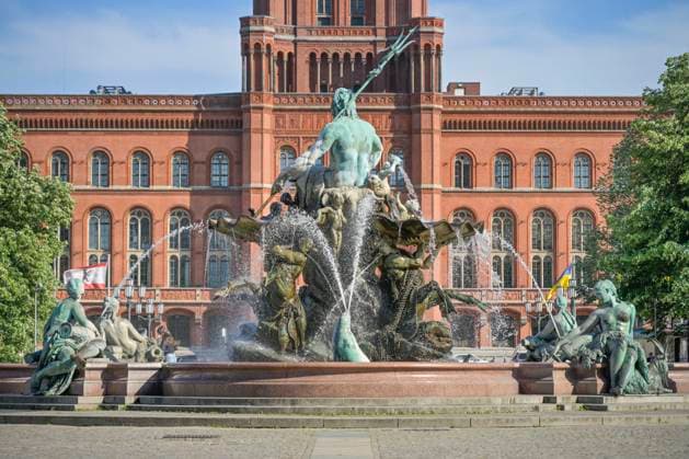 Rotes Rathaus, Neptunbrunnen, Rathausstraße, Mitte, Berlin, Deutschland *** Rotes Rathaus, Neptunbrunnen, Rathausstraße, Mitte, Berlin, Germany