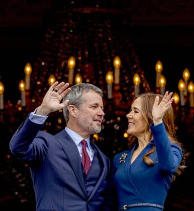 Bilder des Jahres 2025, Entertainment 05 Mai Entertainment Bilder des Tages 26-05-2025 Denmark King Frederik and Queen Mary celebrating the King his 57th birthday on the balcony of Frederik VIII palace in Copenhagen. Â  Copyright: xPPEx