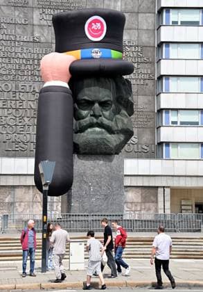 News Themen der Woche KW22 Bilder des Jahres 2025, News 05 Mai News Bilder des Tages Hutfestival läd nach Chemnitz ein Das Hutfestival Chemnitz ist ein farbenfrohes Straßenkunstfestival, das vom 30. Mai bis 1. Juni 2025 in der Chemnitzer Innenstadt stattfindet. Es bietet ein vielseitiges Programm mit Live-Musik, Clownerie, Artistik, Jonglage, Feuershows und fantasievollen Walk-Acts. Künstler aus 20 Nationen verwandeln die Stadt in eine große Freilichtbühne.Ein besonderes Highlight ist die Tradition, dass Besucher eingeladen sind, einen Hut zu tragen, um die Straßenkunst zu würdigen. Der Name des Festivals leitet sich von der Praxis ab, dass Straßenkünstler ihre Gage direkt in Hüten sammeln. In diesem Jahr wurde sogar das berühmte Karl-Marx-Monument mit einem überdimensionalen Hut geschmückt allerdings hatte Chemnitz_Hutfestival_Marx_008-2605-25