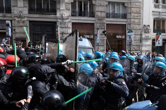 Bilder des Jahres 2025, News 05 Mai News Bilder des Tages Clashes between Police and Protesters during the demonstration in Piazza Barberini in Rome against the Security Decree Law  Copyright: xMatteoxNardonex xipa-agency.netx xfotogrammax IPA_Agency_IPA58278948