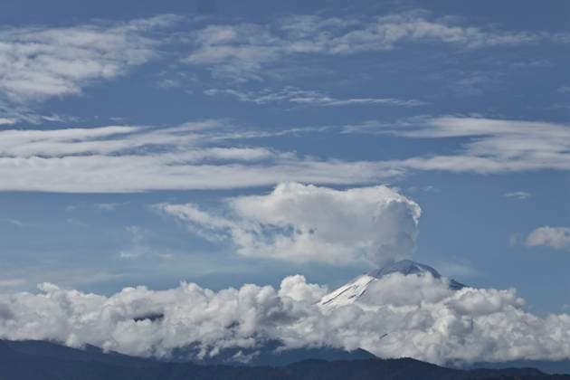 News Bilder des Tages May 26, 2025, Chalco, State Of Mexico, Mexico: Due to the constant rains that have occurred in the eastern part of the Mexico City, the volcanic zone woke up with low temperatures. This caused the Popocatepetl and Iztaccihuatl volcanoes to wake up snow-capped and with clear skies, which favors their views from Chalco, State of Mexico. Chalco Mexico - ZUMAp204 20250526_zip_p204_001 Copyright: xJosuexPerezx