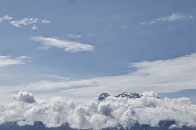 May 26, 2025, Chalco, State Of Mexico, Mexico: Due to the constant rains that have occurred in the eastern part of the Mexico City, the volcanic zone woke up with low temperatures. This caused the Popocatepetl and Iztaccihuatl volcanoes to wake up snow-capped and with clear skies, which favors their views from Chalco, State of Mexico. Chalco Mexico - ZUMAp204 20250526_zip_p204_003 Copyright: xJosuexPerezx