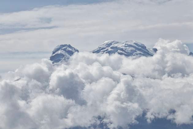 May 26, 2025, Chalco, State Of Mexico, Mexico: Due to the constant rains that have occurred in the eastern part of the Mexico City, the volcanic zone woke up with low temperatures. This caused the Popocatepetl and Iztaccihuatl volcanoes to wake up snow-capped and with clear skies, which favors their views from Chalco, State of Mexico. Chalco Mexico - ZUMAp204 20250526_zip_p204_006 Copyright: xJosuexPerezx