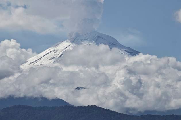 May 26, 2025, Chalco, State Of Mexico, Mexico: Due to the constant rains that have occurred in the eastern part of the Mexico City, the volcanic zone woke up with low temperatures. This caused the Popocatepetl and Iztaccihuatl volcanoes to wake up snow-capped and with clear skies, which favors their views from Chalco, State of Mexico. Chalco Mexico - ZUMAp204 20250526_zip_p204_007 Copyright: xJosuexPerezx