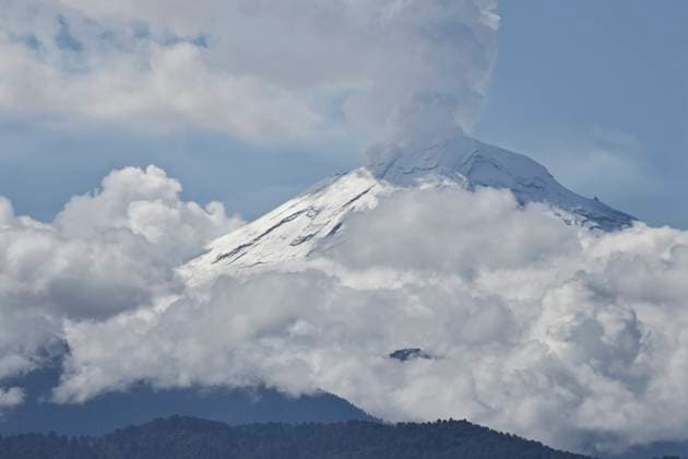 May 26, 2025, Chalco, State Of Mexico, Mexico: Due to the constant rains that have occurred in the eastern part of the Mexico City, the volcanic zone woke up with low temperatures. This caused the Popocatepetl and Iztaccihuatl volcanoes to wake up snow-capped and with clear skies, which favors their views from Chalco, State of Mexico. Chalco Mexico - ZUMAp204 20250526_zip_p204_008 Copyright: xJosuexPerezx