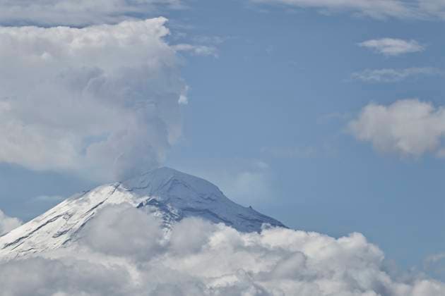 May 26, 2025, Chalco, State Of Mexico, Mexico: Due to the constant rains that have occurred in the eastern part of the Mexico City, the volcanic zone woke up with low temperatures. This caused the Popocatepetl and Iztaccihuatl volcanoes to wake up snow-capped and with clear skies, which favors their views from Chalco, State of Mexico. Chalco Mexico - ZUMAp204 20250526_zip_p204_011 Copyright: xJosuexPerezx