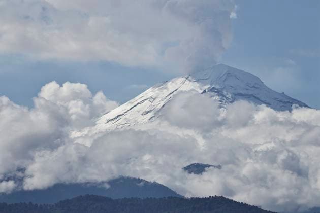 May 26, 2025, Chalco, State Of Mexico, Mexico: Due to the constant rains that have occurred in the eastern part of the Mexico City, the volcanic zone woke up with low temperatures. This caused the Popocatepetl and Iztaccihuatl volcanoes to wake up snow-capped and with clear skies, which favors their views from Chalco, State of Mexico. Chalco Mexico - ZUMAp204 20250526_zip_p204_012 Copyright: xJosuexPerezx