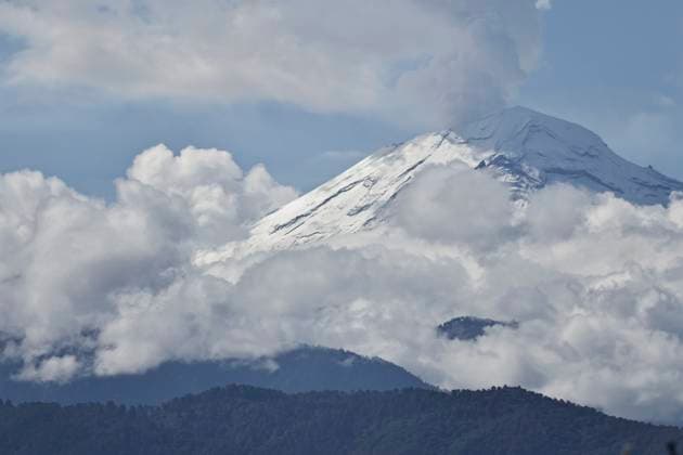 May 26, 2025, Chalco, State Of Mexico, Mexico: Due to the constant rains that have occurred in the eastern part of the Mexico City, the volcanic zone woke up with low temperatures. This caused the Popocatepetl and Iztaccihuatl volcanoes to wake up snow-capped and with clear skies, which favors their views from Chalco, State of Mexico. Chalco Mexico - ZUMAp204 20250526_zip_p204_013 Copyright: xJosuexPerezx