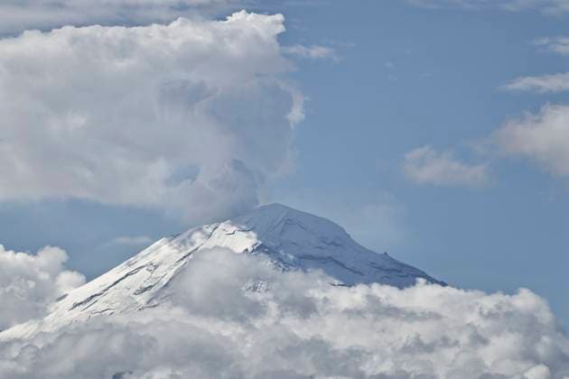 May 26, 2025, Chalco, State Of Mexico, Mexico: Due to the constant rains that have occurred in the eastern part of the Mexico City, the volcanic zone woke up with low temperatures. This caused the Popocatepetl and Iztaccihuatl volcanoes to wake up snow-capped and with clear skies, which favors their views from Chalco, State of Mexico. Chalco Mexico - ZUMAp204 20250526_zip_p204_014 Copyright: xJosuexPerezx