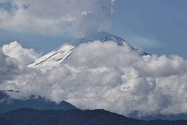 May 26, 2025, Chalco, State Of Mexico, Mexico: Due to the constant rains that have occurred in the eastern part of the Mexico City, the volcanic zone woke up with low temperatures. This caused the Popocatepetl and Iztaccihuatl volcanoes to wake up snow-capped and with clear skies, which favors their views from Chalco, State of Mexico. Chalco Mexico - ZUMAp204 20250526_zip_p204_019 Copyright: xJosuexPerezx
