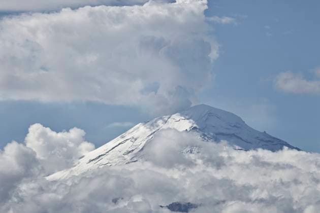 May 26, 2025, Chalco, State Of Mexico, Mexico: Due to the constant rains that have occurred in the eastern part of the Mexico City, the volcanic zone woke up with low temperatures. This caused the Popocatepetl and Iztaccihuatl volcanoes to wake up snow-capped and with clear skies, which favors their views from Chalco, State of Mexico. Chalco Mexico - ZUMAp204 20250526_zip_p204_016 Copyright: xJosuexPerezx