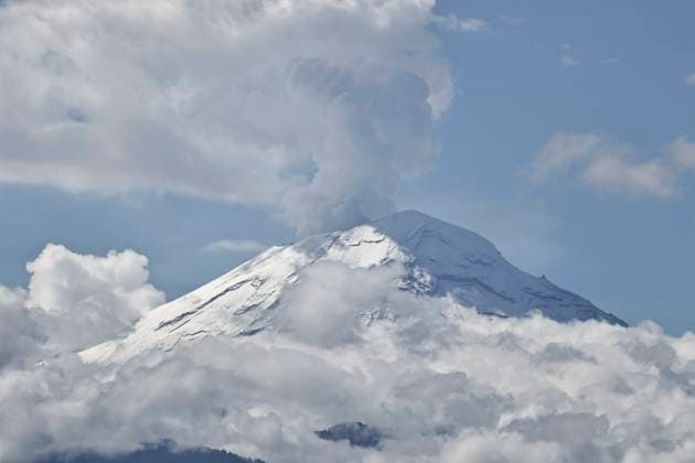 May 26, 2025, Chalco, State Of Mexico, Mexico: Due to the constant rains that have occurred in the eastern part of the Mexico City, the volcanic zone woke up with low temperatures. This caused the Popocatepetl and Iztaccihuatl volcanoes to wake up snow-capped and with clear skies, which favors their views from Chalco, State of Mexico. Chalco Mexico - ZUMAp204 20250526_zip_p204_017 Copyright: xJosuexPerezx