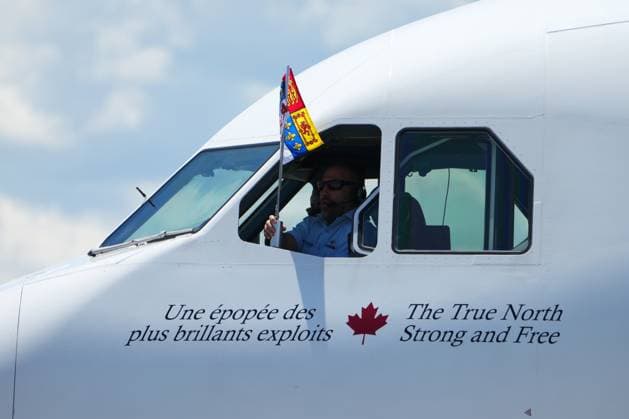 May 26, 2025, Ottawa, On, CANADA: The standard of Charles III, King of Canada, flies out of the cockpit window as King Charles and Queen Camilla arrive at the Ottawa International Airport in Ottawa for a royal visit, on Monday, May 26, 2025. Ottawa CANADA  - ZUMAc35_ 20250526_zaf_c35_041 Copyright: xSeanxKilpatrickx