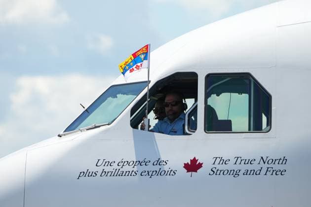 May 26, 2025, Ottawa, On, CANADA: The standard of Charles III, King of Canada, flies out of the cockpit window as King Charles and Queen Camilla arrive at the Ottawa International Airport in Ottawa for a royal visit, on Monday, May 26, 2025. Ottawa CANADA  - ZUMAc35_ 20250526_zaf_c35_042 Copyright: xSeanxKilpatrickx