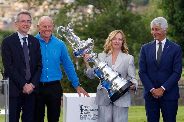 News Themen der Woche KW22 Bilder des Jahres 2025, News 05 Mai News Bilder des Tages May 26, 2025, Rome, ITALY: (L-R) Naples Mayor Gaetano Manfredi, Emirates Team New Zealand CEO Grant Dalton, Italian Prime Minister Giorgia Meloni and Italian Minister for Sport and Youth Andrea Abodi during the official presentation of the America s Cup trophy, for the first time in history, will be held in Italy for the 2027 edition, Villa Doria Pamphilj, Rome 20 maggio 2025. ANSA FABIO FRUSTACI. Rome ITALY  - ZUMAa110 20250526_zaf_a110_018 Copyright: xAnsa FabioxFrustacix