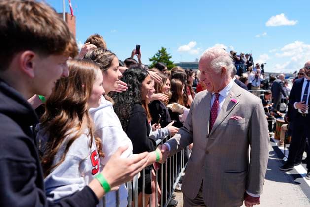 May 26, 2025, Ottawa, On, Canada: King Charles and Queen Camilla meet students as they arrive at the Ottawa International Airport in Ottawa for a royal visit, on Monday, May 26, 2025. Ottawa Canada  - ZUMAc35_ 20250526_zaf_c35_064 Copyright: xJustinxTangx