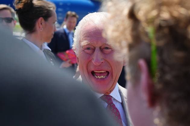 May 26, 2025, Ottawa, On, CANADA: King Charles greets school children as he arrives at the Ottawa International Airport in Ottawa for a royal visit with Queen Camilla on Monday, May 26, 2025. Ottawa CANADA  - ZUMAc35_ 20250526_zaf_c35_068 Copyright: xSeanxKilpatrickx