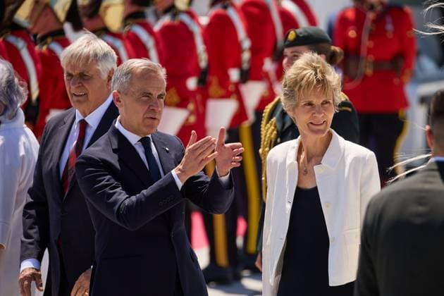 OTTAWA (Canada), 26 05 2025.- Canadian Prime Minister Mark Carney and his wife Diana Fox Carney await the arrival of Britain’s King Charles III and Queen Camilla at Ottawa MacDonald-Cartier International Airport in Ottawa, Canada, 26 May 2025. King Charles has been invited by Canadian Prime Mister Mark Carney to open the 45th Canadian parliament on 27 May 2025. Britian’s King Charles state visit to Canada !ACHTUNG: NUR REDAKTIONELLE NUTZUNG!  Copyright: xERICxREIDx 20250526_ROYALVISIT_019 20250526-55016952104_1