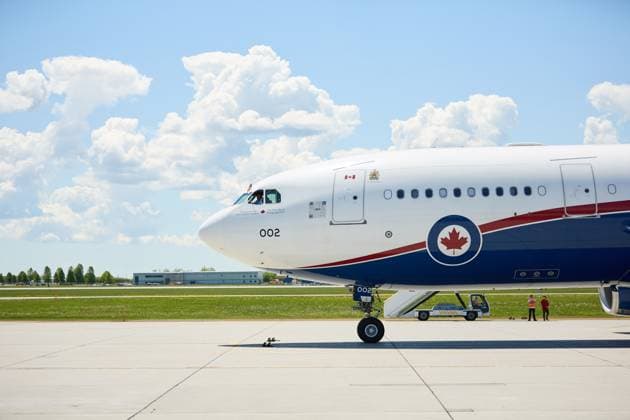 OTTAWA (Canada), 26 05 2025.- Britain’s King Charles III and Queen Camilla arrive for a state visit at Ottawa MacDonald-Cartier International Airport in Ottawa, Canada, 26 May 2025. King Charles has been invited by Canadian Prime Mister Mark Carney to open the 45th Canadian parliament on 27 May 2025. Britian’s King Charles state visit to Canada !ACHTUNG: NUR REDAKTIONELLE NUTZUNG!  Copyright: xERICxREIDx 20250526_ROYALVISIT_010 20250526-55016952105004_1004