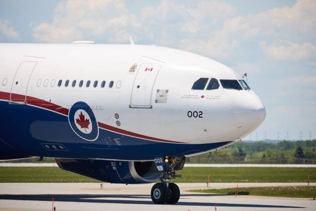 OTTAWA (Canada), 26 05 2025.- Britain’s King Charles III and Queen Camilla arrive for a state visit at Ottawa MacDonald-Cartier International Airport in Ottawa, Canada, 26 May 2025. King Charles has been invited by Canadian Prime Mister Mark Carney to open the 45th Canadian parliament on 27 May 2025. Britian’s King Charles state visit to Canada !ACHTUNG: NUR REDAKTIONELLE NUTZUNG!  Copyright: xERICxREIDx 20250526_ROYALVISIT_010 20250526-55016952107004_1004