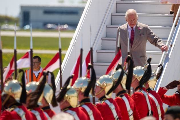 OTTAWA (Canada), 26 05 2025.- Britain’s King Charles III and Queen Camilla are greeted as they arrive for a state visit at Ottawa MacDonald-Cartier International Airport in Ottawa, Canada, 26 May 2025. King Charles has been invited by Canadian Prime Mister Mark Carney to open the 45th Canadian parliament on 27 May 2025. Britian’s King Charles state visit to Canada !ACHTUNG: NUR REDAKTIONELLE NUTZUNG!  Copyright: xERICxREIDx 20250526_ROYALVISIT_010 20250526-55016952110004_1004