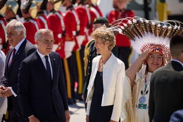OTTAWA (Canada), 26 05 2025.- Canadian Prime Minister Mark Carney and his wife Diana Fox Carney await the arrival of Britain’s King Charles III and Queen Camilla at Ottawa MacDonald-Cartier International Airport in Ottawa, Canada, 26 May 2025. King Charles has been invited by Canadian Prime Mister Mark Carney to open the 45th Canadian parliament on 27 May 2025. Britian’s King Charles state visit to Canada !ACHTUNG: NUR REDAKTIONELLE NUTZUNG!  Copyright: xERICxREIDx 20250526_ROYALVISIT_010 20250526-55016952115004_1004