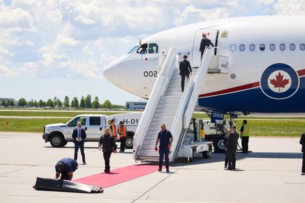 OTTAWA (Canada), 26 05 2025.- Britain’s King Charles III and Queen Camilla arrive for a state visit at Ottawa MacDonald-Cartier International Airport in Ottawa, Canada, 26 May 2025. King Charles has been invited by Canadian Prime Mister Mark Carney to open the 45th Canadian parliament on 27 May 2025. Britian’s King Charles state visit to Canada !ACHTUNG: NUR REDAKTIONELLE NUTZUNG!  Copyright: xERICxREIDx 20250526_ROYALVISIT_010 20250526-55016952116004_1004