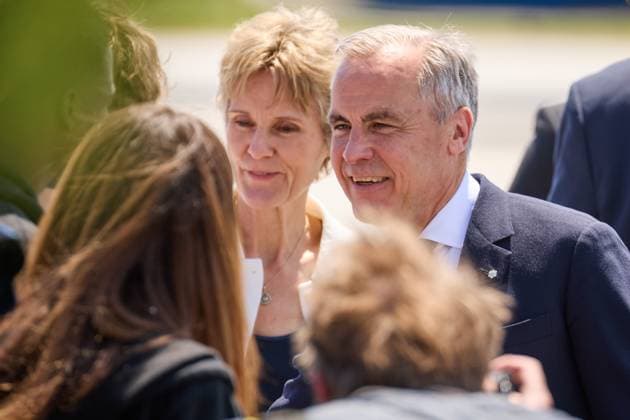 OTTAWA (Canada), 26 05 2025.- Canadian Prime Minister Mark Carney (R) and his wife Diana Fox Carney greet onlookers as Britain s King Charles III and Queen Camilla arrive at Ottawa MacDonald-Cartier International Airport in Ottawa, Canada, 26 May 2025. King Charles has been invited by Canadian Prime Mister Mark Carney to open the 45th Canadian parliament on 27 May 2025. (Reino Unido) Britain s King Charles state visit to Canada !ACHTUNG: NUR REDAKTIONELLE NUTZUNG!  Copyright: xERICxREIDx JLX02_20250526 20250526-55016952173_1