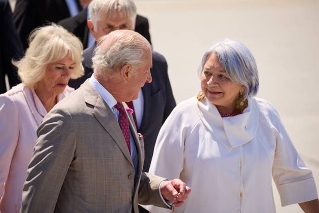 OTTAWA (Canada), 26 05 2025.- Britain s King Charles III (C) and Queen Camilla (L) greet Canadian Governor General Mary Simon (R) as they arrive for a state visit at Ottawa MacDonald-Cartier International Airport in Ottawa, Canada, 26 May 2025. King Charles has been invited by Canadian Prime Mister Mark Carney to open the 45th Canadian parliament on 27 May 2025. (Reino Unido) Britain s King Charles state visit to Canada !ACHTUNG: NUR REDAKTIONELLE NUTZUNG!  Copyright: xERICxREIDx JLX02_20250526 20250526-55016952176_1