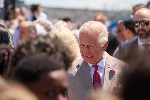 OTTAWA (Canada), 26 05 2025.- Britain s King Charles III greets onlookers as he arrives for a state visit at Ottawa MacDonald-Cartier International Airport in Ottawa, Canada, 26 May 2025. King Charles has been invited by Canadian Prime Mister Mark Carney to open the 45th Canadian parliament on 27 May 2025. (Reino Unido) Britain s King Charles state visit to Canada !ACHTUNG: NUR REDAKTIONELLE NUTZUNG!  Copyright: xERICxREIDx JLX02_20250526 20250526-55016952179004_1004