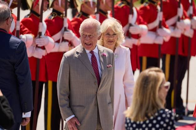 OTTAWA (Canada), 26 05 2025.- Britain s King Charles III (L) and Queen Camilla (R) are greeted as they arrive for a state visit at Ottawa MacDonald-Cartier International Airport in Ottawa, Canada, 26 May 2025. King Charles has been invited by Canadian Prime Mister Mark Carney to open the 45th Canadian parliament on 27 May 2025. (Reino Unido) Britain s King Charles state visit to Canada !ACHTUNG: NUR REDAKTIONELLE NUTZUNG!  Copyright: xERICxREIDx JLX02_20250526 20250526-55016952180004_1004