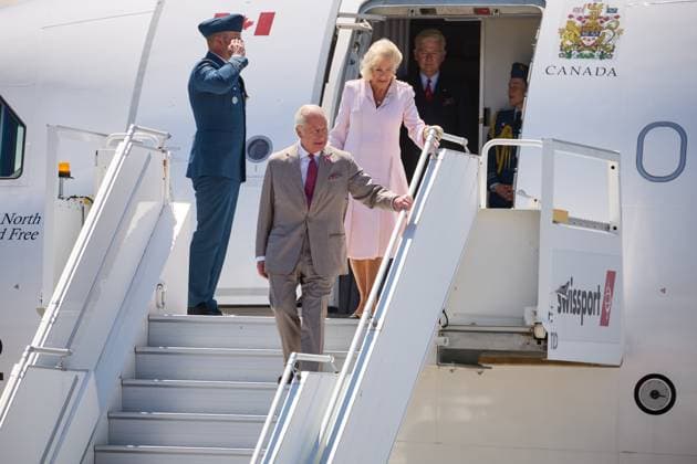 OTTAWA (Canada), 26 05 2025.- Britain s King Charles III and Queen Camilla are greeted as they arrive for a state visit at Ottawa MacDonald-Cartier International Airport in Ottawa, Canada, 26 May 2025. King Charles has been invited by Canadian Prime Mister Mark Carney to open the 45th Canadian parliament on 27 May 2025. (Reino Unido) Britain s King Charles state visit to Canada !ACHTUNG: NUR REDAKTIONELLE NUTZUNG!  Copyright: xERICxREIDx JLX02_20250526 20250526-55016952185004_1004