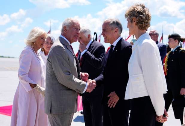 May 26, 2025, Ottawa, On, CAN: King Charles greets Prime Minister Mark Carney as he arrives at the Ottawa International Airport in Ottawa for a royal visit on Monday, May 26, 2025. Ottawa CAN  - ZUMAc35_ 20250526_zaf_c35_120 Copyright: xJustinxTangx