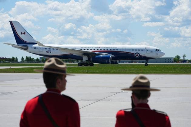 May 26, 2025, Ottawa, On, CANADA: King Charles and Queen Camilla s plane arrives at the Ottawa International Airport in Ottawa for a royal visit on Monday, May 26, 2025. Ottawa CANADA  - ZUMAc35_ 20250526_zaf_c35_039 Copyright: xSeanxKilpatrickx