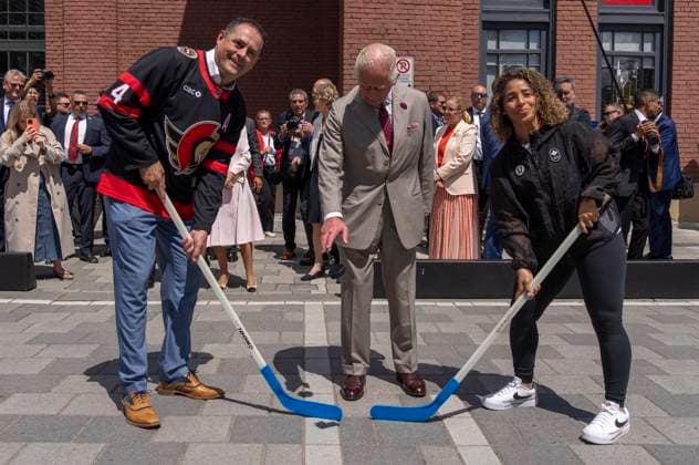 May 26, 2025, Ottawa, On, CANADA: King Charles participate in a ceremonial puck drop with street hockey captains Chris Phillips, left and Desiree Scott during a visit to Lansdowne Park in Ottawa on Monday, May 26, 2025. Ottawa CANADA  - ZUMAc35_ 20250526_zaf_c35_071 Copyright: xChristinnexMuschix