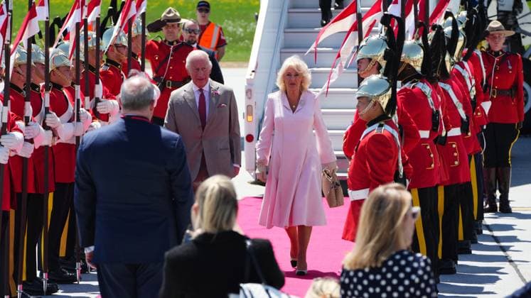 May 26, 2025, Ottawa, On, CANADA: King Charles and Queen Camilla arrive at the Ottawa International Airport in Ottawa for a royal visit on Monday, May 26, 2025. Ottawa CANADA  - ZUMAc35_ 20250526_zaf_c35_073 Copyright: xSeanxKilpatrickx