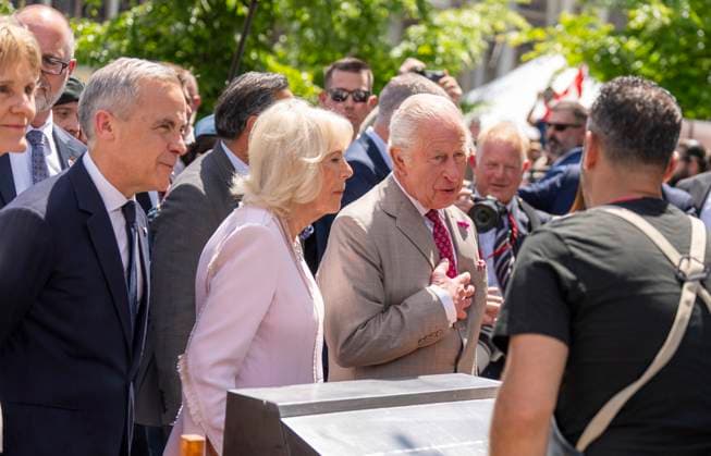 May 26, 2025, Ottawa, On, CANADA: King Charles, Queen Camilla and Prime Minister Mark Carney speak with a falafel vendor during a visit to Lansdowne Park in Ottawa on Monday, May 26, 2025. Ottawa CANADA  - ZUMAc35_ 20250526_zaf_c35_083 Copyright: xChristinnexMuschix