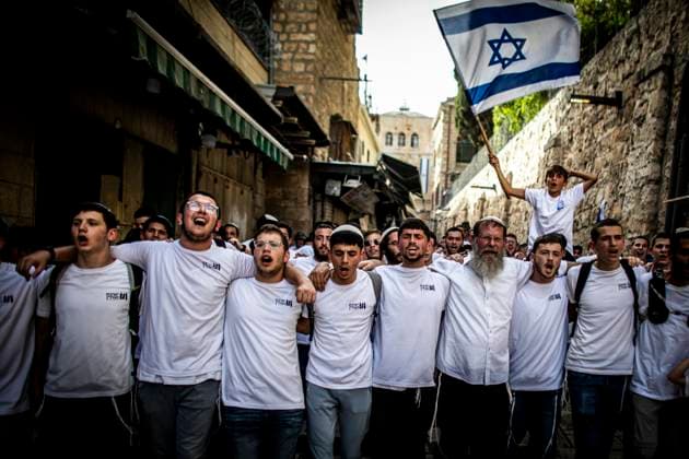 Bilder des Jahres 2025, News 05 Mai News Bilder des Tages Jerusalem Day Flag Parade Israeli right wing youths dance with their Rabbi and wave their national flag as they march through the Muslim quarter of JerusalemÕs old walled city, Monday May 26 2025. Tens of thousands of young religious-Zionist and right wing men and women marched through the capital waving Star of David flags entering the Old City of Jerusalem through the Muslim Quarter, as part of a controversial flag march, marking the reunification of the city during the Six Day War and IsraelÕs capture of the Temple Mount and the Western Wall, JudaismÕs holiest sites. Photo by Eyal Warshavsky. Jerusalem Israel Copyright: xEyalxWarshavskyx